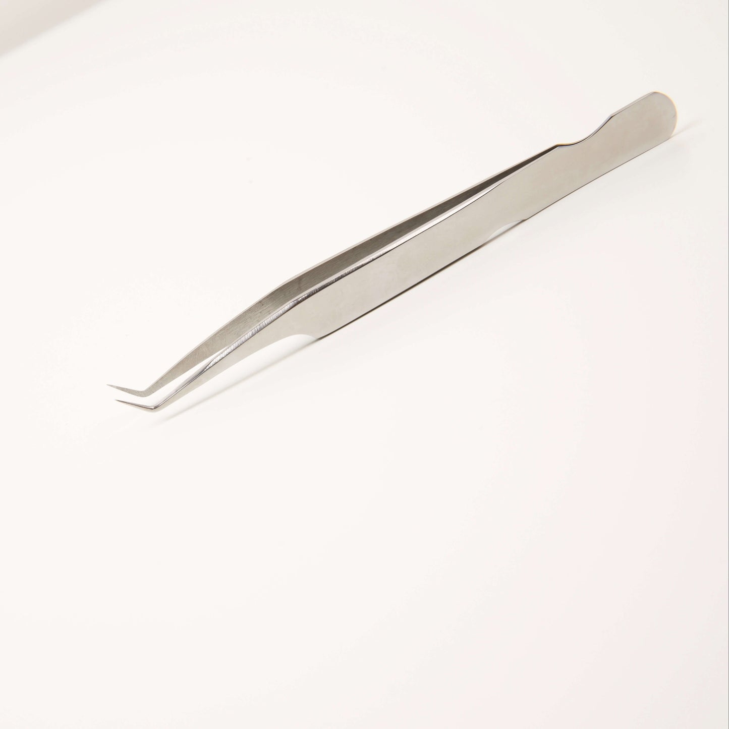 Lash extension tweezers for volume lashes