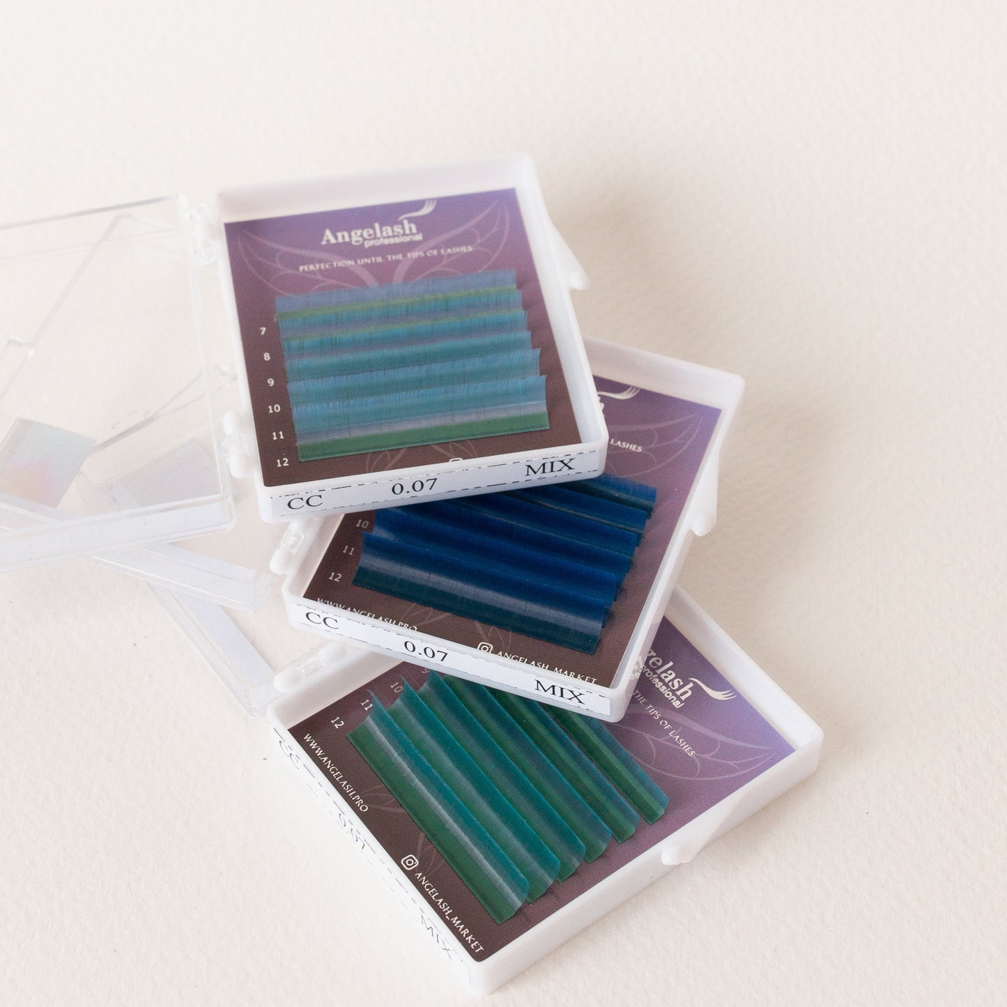 Angelash_color_eyelash_extensions_trays_in_blue_and_green_shades_displayed_in_clear_cases