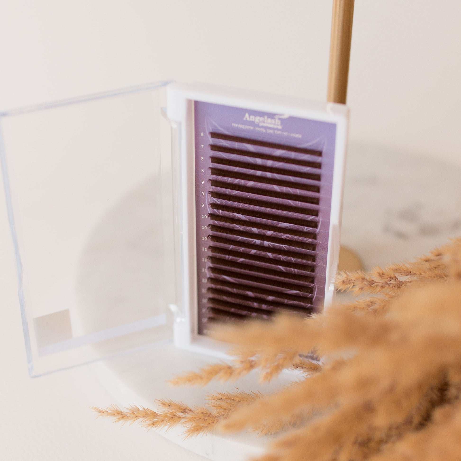 Angelash_eyelash_extensions_tray_in_open_case_with_natural_decor_elements